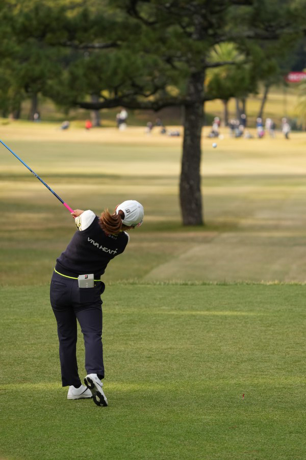 古江彩佳のドライバースイング（後方）連続写真【2021年JLPGAツアーチャンピオンシップリコーカップ】