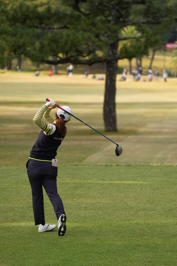 古江彩佳のドライバースイング（後方）連続写真【2021年JLPGAツアーチャンピオンシップリコーカップ】