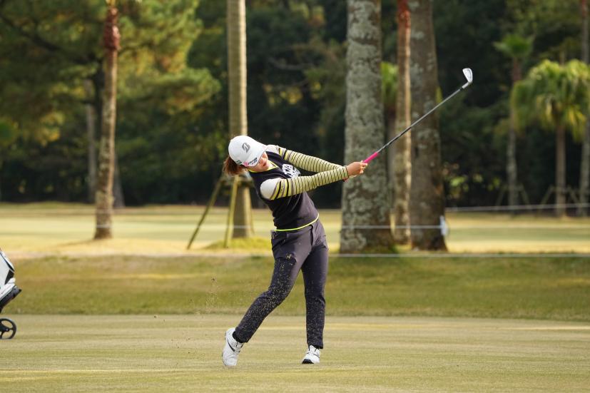 古江彩佳のアイアンスイング（正面）連続写真【2021年JLPGAツアーチャンピオンシップリコーカップ】