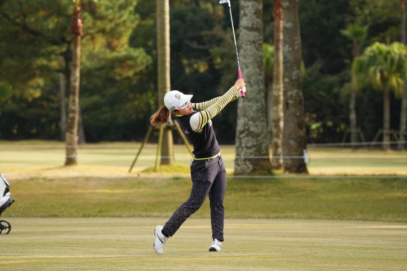 古江彩佳のアイアンスイング（正面）連続写真【2021年JLPGAツアーチャンピオンシップリコーカップ】