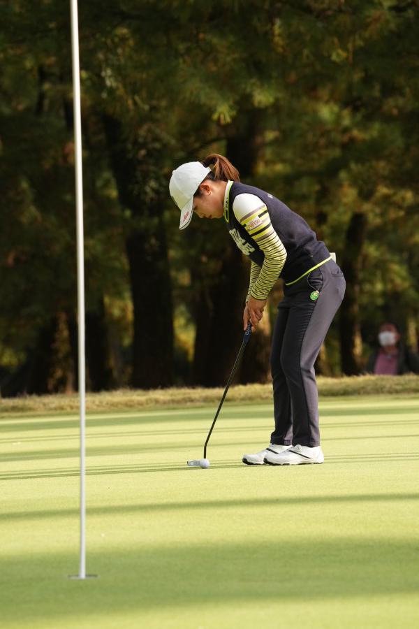 古江彩佳のパッティングストローク（側面）連続写真【2021年JLPGAツアーチャンピオンシップリコーカップ】