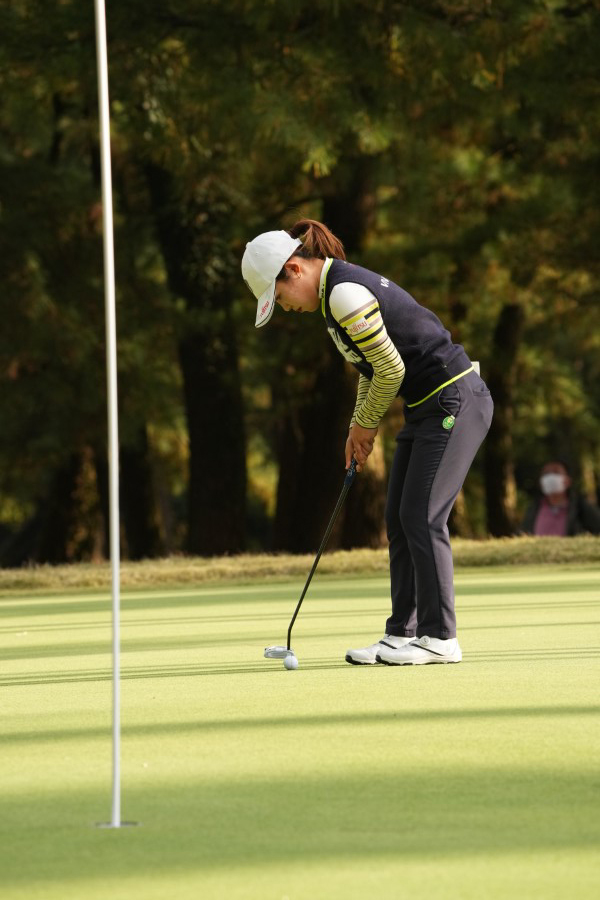 古江彩佳のパッティングストローク（側面）連続写真【2021年JLPGAツアーチャンピオンシップリコーカップ】