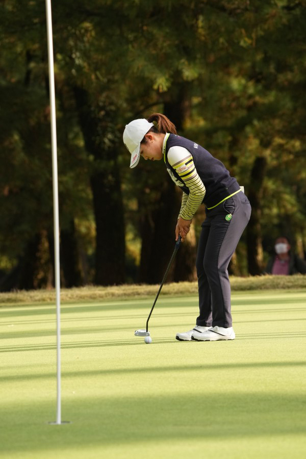 古江彩佳のパッティングストローク（側面）連続写真【2021年JLPGAツアーチャンピオンシップリコーカップ】