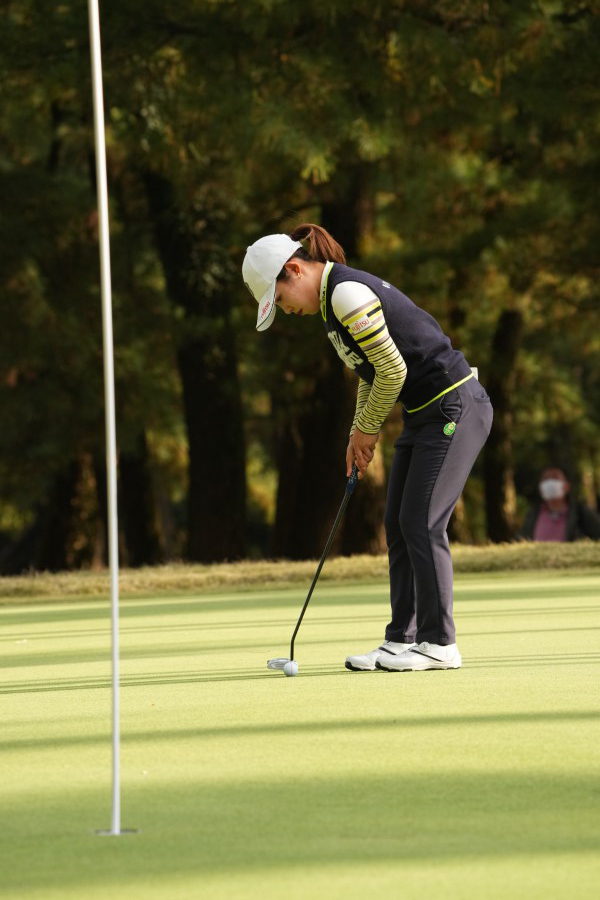 古江彩佳のパッティングストローク（側面）連続写真【2021年JLPGAツアーチャンピオンシップリコーカップ】