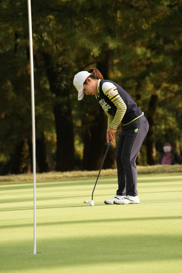 古江彩佳のパッティングストローク（側面）連続写真【2021年JLPGAツアーチャンピオンシップリコーカップ】