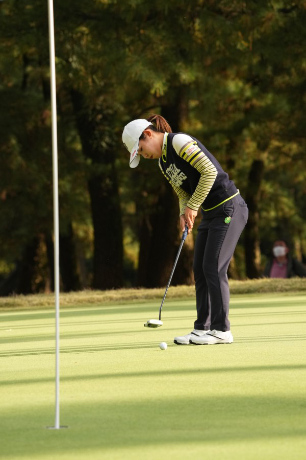 古江彩佳のパッティングストローク（側面）連続写真【2021年JLPGAツアーチャンピオンシップリコーカップ】