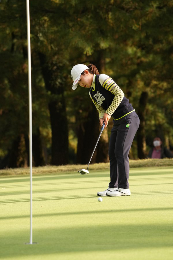 古江彩佳のパッティングストローク（側面）連続写真【2021年JLPGAツアーチャンピオンシップリコーカップ】