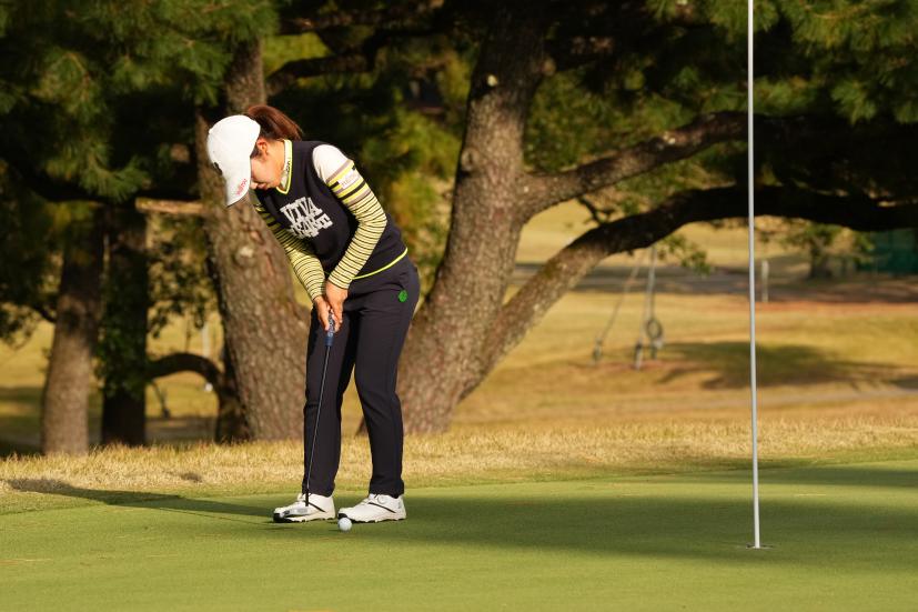 古江彩佳のパッティングストローク（斜め前方）連続写真【2021年JLPGAツアーチャンピオンシップリコーカップ】