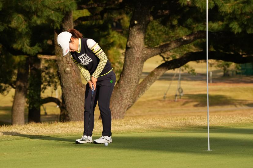 古江彩佳のパッティングストローク（斜め前方）連続写真【2021年JLPGAツアーチャンピオンシップリコーカップ】