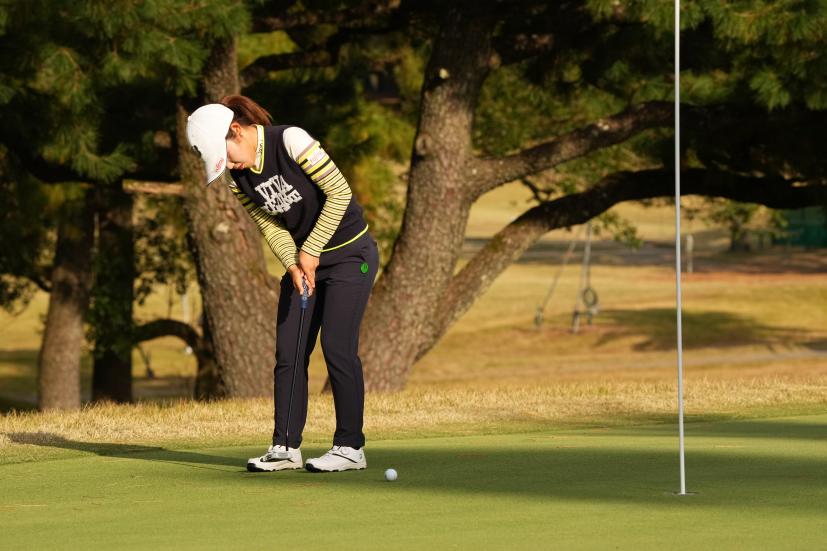 古江彩佳のパッティングストローク（斜め前方）連続写真【2021年JLPGAツアーチャンピオンシップリコーカップ】