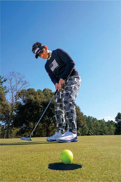 下りのラインはカップを大オーバーしたり、ビビってショートしたりしてスコアを崩しやすい。この改善策を伝授！