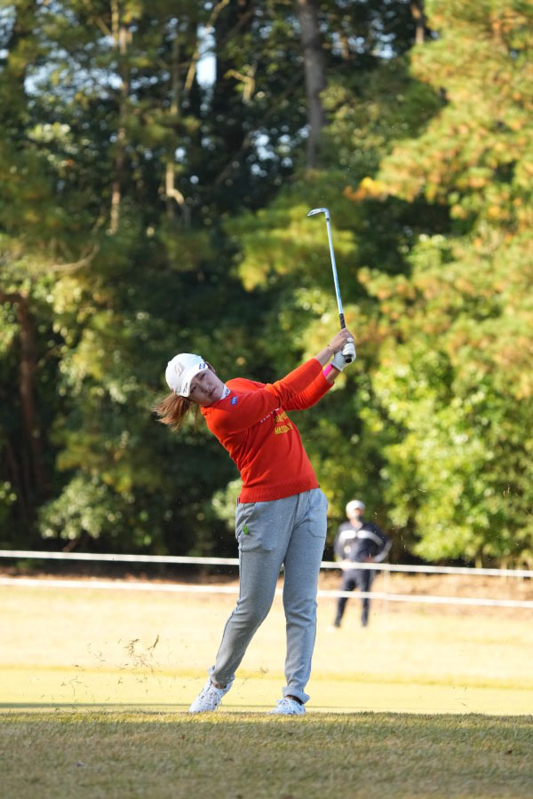 稲見萌寧のアイアンスイング（斜め前方）連続写真【2021年JLPGAツアーチャンピオンシップリコーカップ】