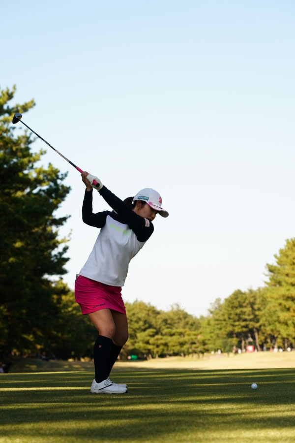 古江彩佳のフェアウェイウッドスイング（ティーショット）連続写真【2021年JLPGAツアーチャンピオンシップリコーカップ】