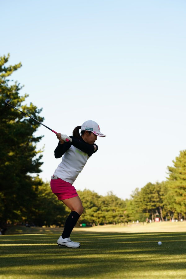 古江彩佳のフェアウェイウッドスイング（ティーショット）連続写真【2021年JLPGAツアーチャンピオンシップリコーカップ】
