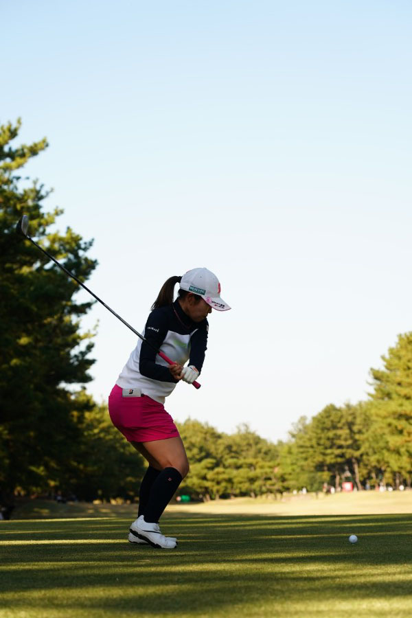 古江彩佳のフェアウェイウッドスイング（ティーショット）連続写真【2021年JLPGAツアーチャンピオンシップリコーカップ】