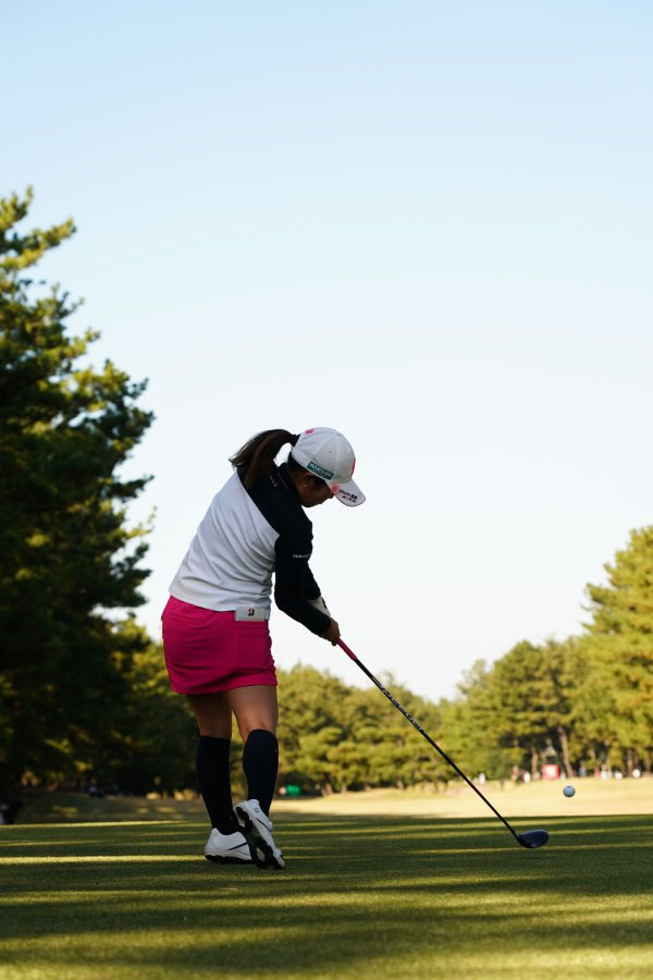 古江彩佳のフェアウェイウッドスイング（ティーショット）連続写真【2021年JLPGAツアーチャンピオンシップリコーカップ】