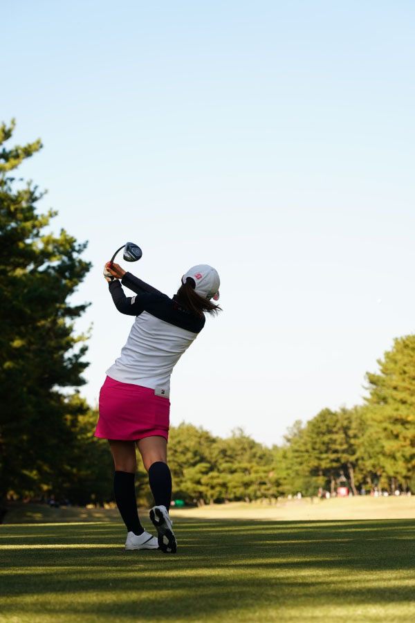 古江彩佳のフェアウェイウッドスイング（ティーショット）連続写真【2021年JLPGAツアーチャンピオンシップリコーカップ】