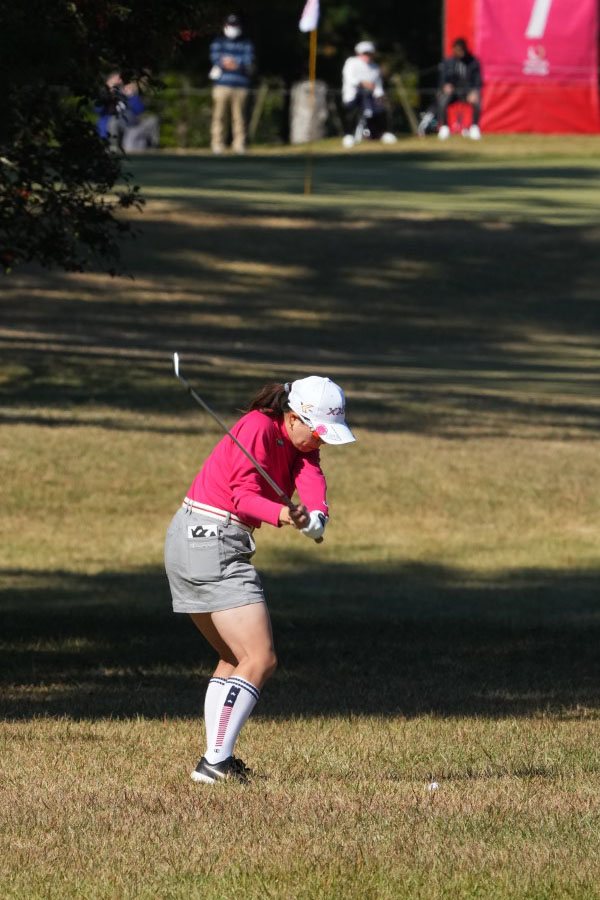 勝みなみのアイアンスイング（ラフ）連続写真【2021年JLPGAツアーチャンピオンシップリコーカップ】