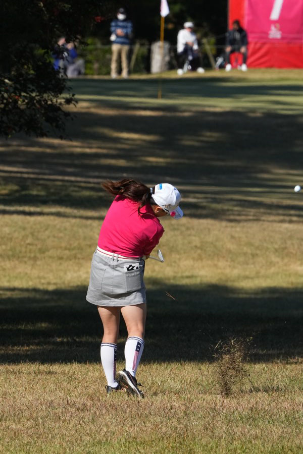 勝みなみのアイアンスイング（ラフ）連続写真【2021年JLPGAツアーチャンピオンシップリコーカップ】