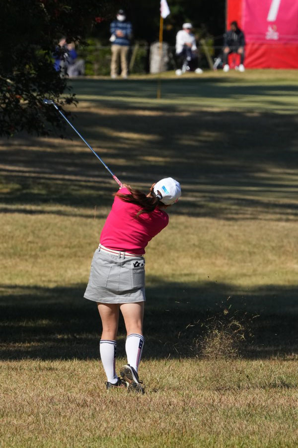 勝みなみのアイアンスイング（ラフ）連続写真【2021年JLPGAツアーチャンピオンシップリコーカップ】