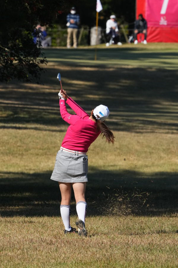 勝みなみのアイアンスイング（ラフ）連続写真【2021年JLPGAツアーチャンピオンシップリコーカップ】