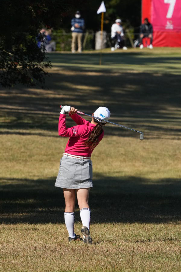 勝みなみのアイアンスイング（ラフ）連続写真【2021年JLPGAツアーチャンピオンシップリコーカップ】