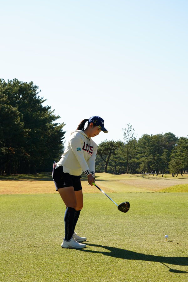 小祝さくらのドライバースイング（後方）連続写真【2021年JLPGAツアーチャンピオンシップリコーカップ】