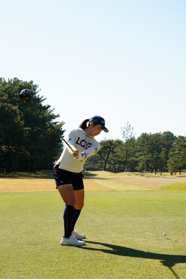 小祝さくらのドライバースイング（後方）連続写真【2021年JLPGAツアーチャンピオンシップリコーカップ】