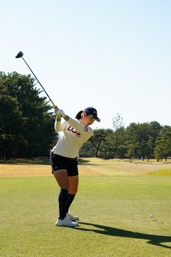 小祝さくらのドライバースイング（後方）連続写真【2021年JLPGAツアーチャンピオンシップリコーカップ】