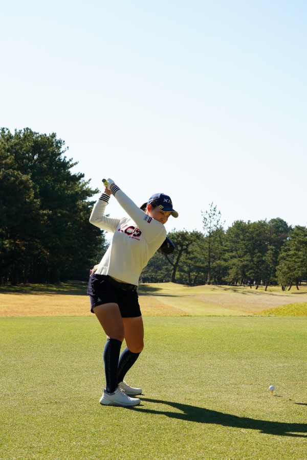 小祝さくらのドライバースイング（後方）連続写真【2021年JLPGAツアーチャンピオンシップリコーカップ】