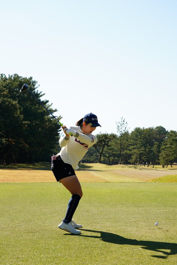 小祝さくらのドライバースイング（後方）連続写真【2021年JLPGAツアーチャンピオンシップリコーカップ】