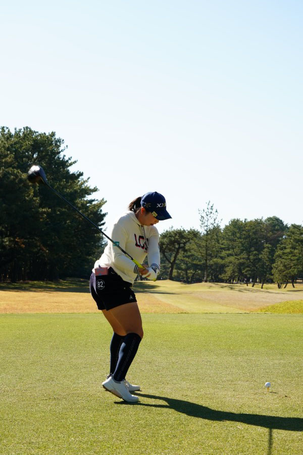 小祝さくらのドライバースイング（後方）連続写真【2021年JLPGAツアーチャンピオンシップリコーカップ】