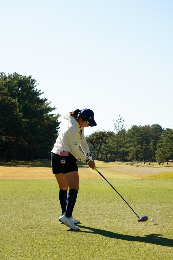 小祝さくらのドライバースイング（後方）連続写真【2021年JLPGAツアーチャンピオンシップリコーカップ】