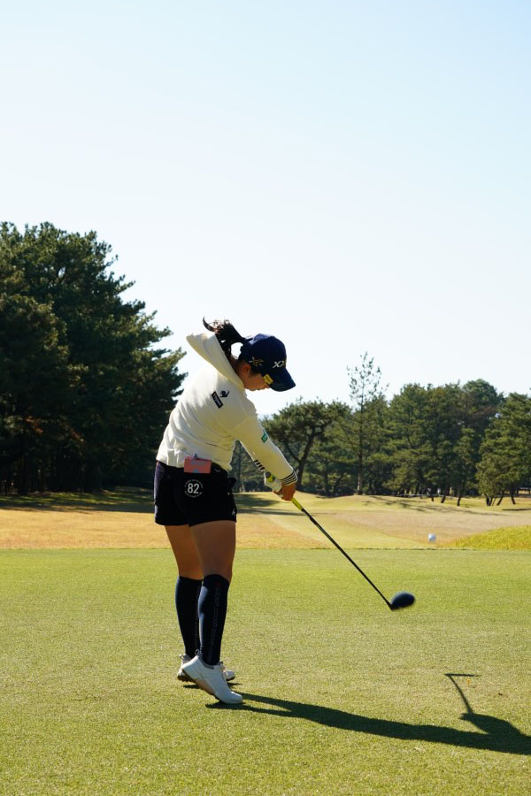 小祝さくらのドライバースイング（後方）連続写真【2021年JLPGAツアーチャンピオンシップリコーカップ】