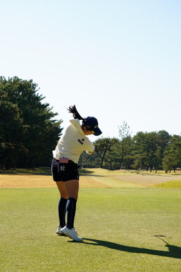 小祝さくらのドライバースイング（後方）連続写真【2021年JLPGAツアーチャンピオンシップリコーカップ】