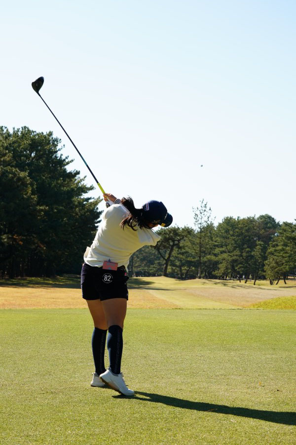 小祝さくらのドライバースイング（後方）連続写真【2021年JLPGAツアーチャンピオンシップリコーカップ】