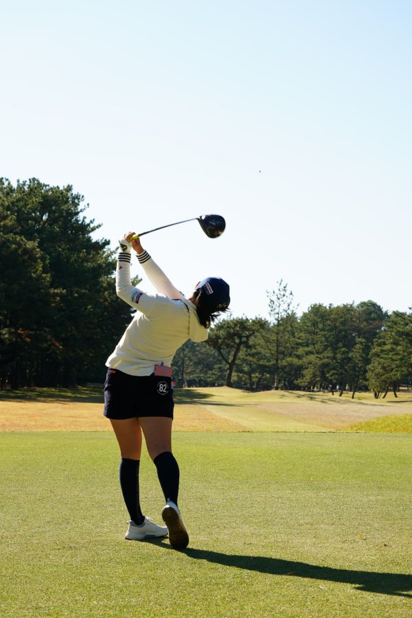 小祝さくらのドライバースイング（後方）連続写真【2021年JLPGAツアーチャンピオンシップリコーカップ】