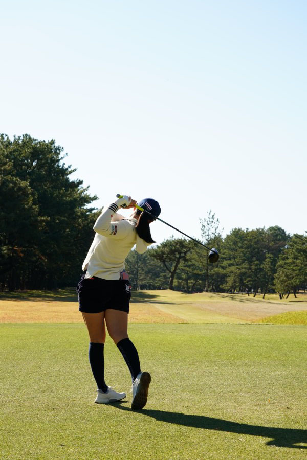 小祝さくらのドライバースイング（後方）連続写真【2021年JLPGAツアーチャンピオンシップリコーカップ】