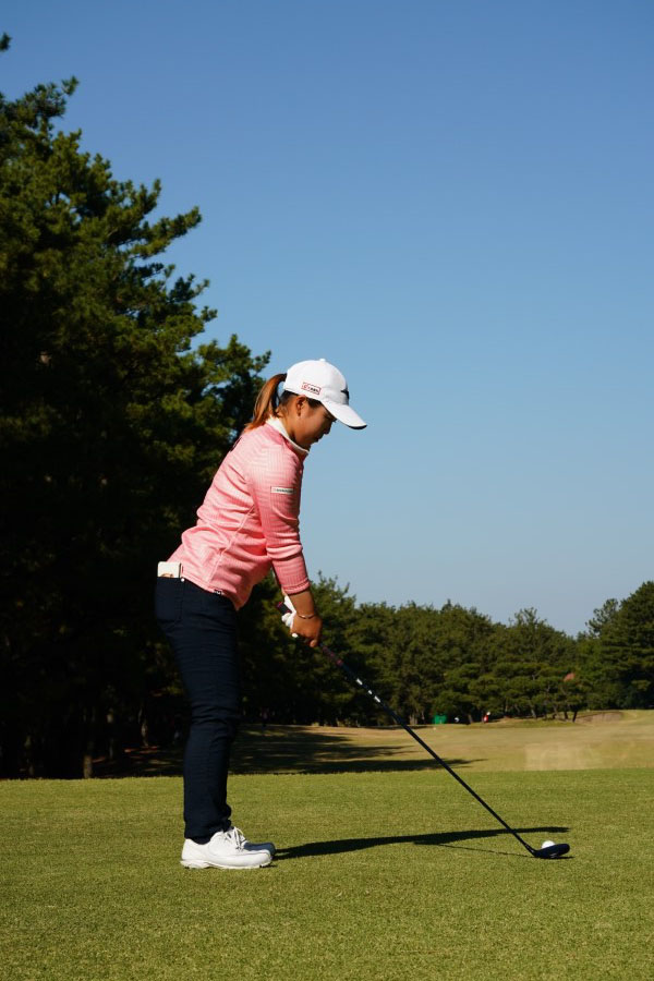 西郷真央のフェアウェイウッドスイング（ティショット）連続写真【2021年JLPGAツアーチャンピオンシップリコーカップ】