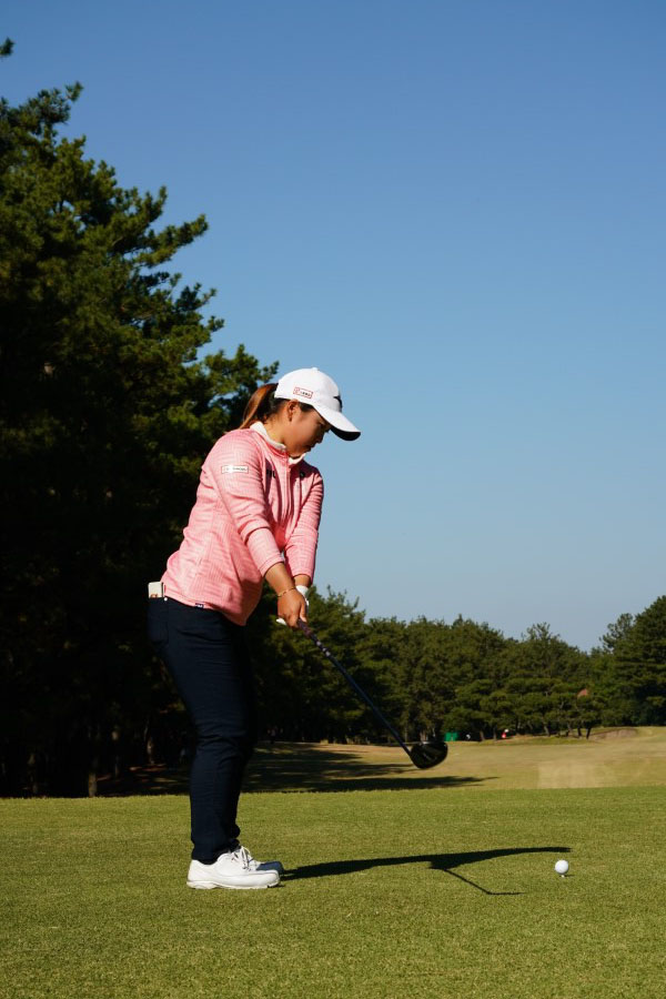 西郷真央のフェアウェイウッドスイング（ティーショット）連続写真【2021年JLPGAツアーチャンピオンシップリコーカップ】