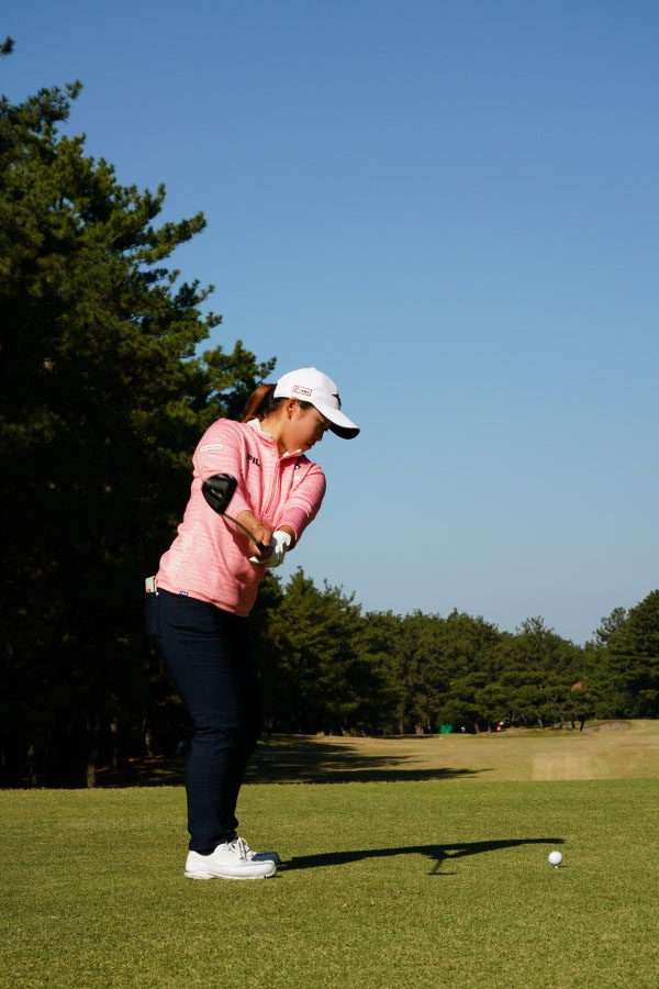 西郷真央のフェアウェイウッドスイング（ティーショット）連続写真【2021年JLPGAツアーチャンピオンシップリコーカップ】