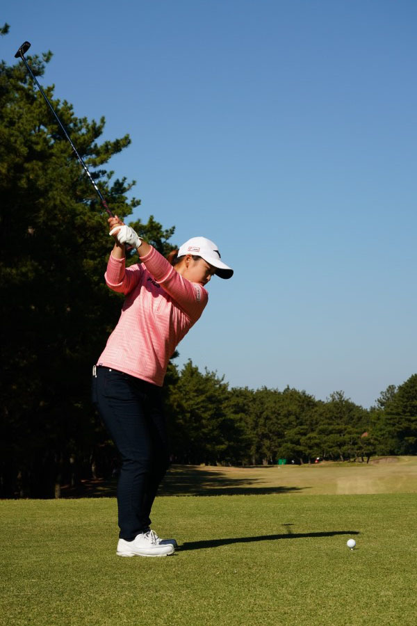 西郷真央のフェアウェイウッドスイング（ティーショット）連続写真【2021年JLPGAツアーチャンピオンシップリコーカップ】