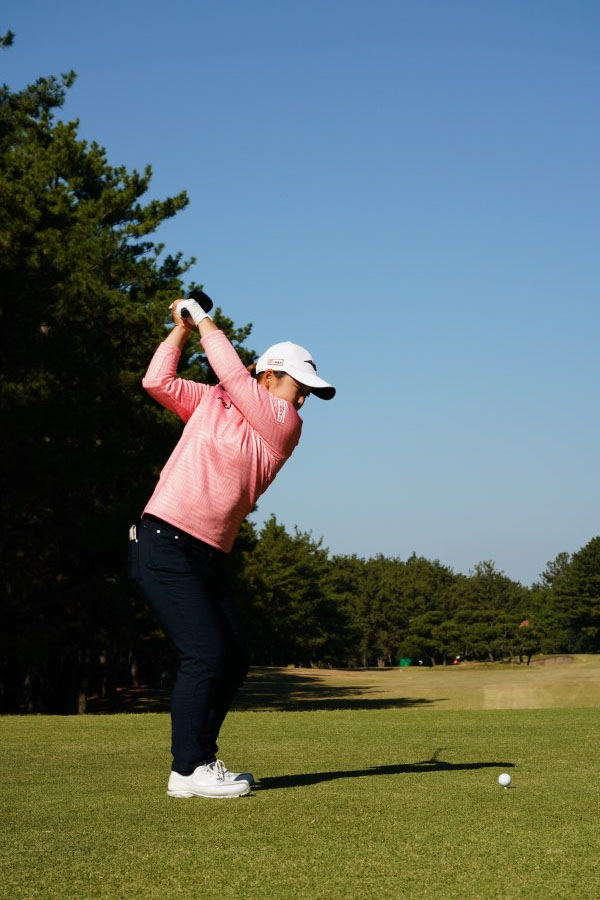 西郷真央のフェアウェイウッドスイング（ティーショット）連続写真【2021年JLPGAツアーチャンピオンシップリコーカップ】