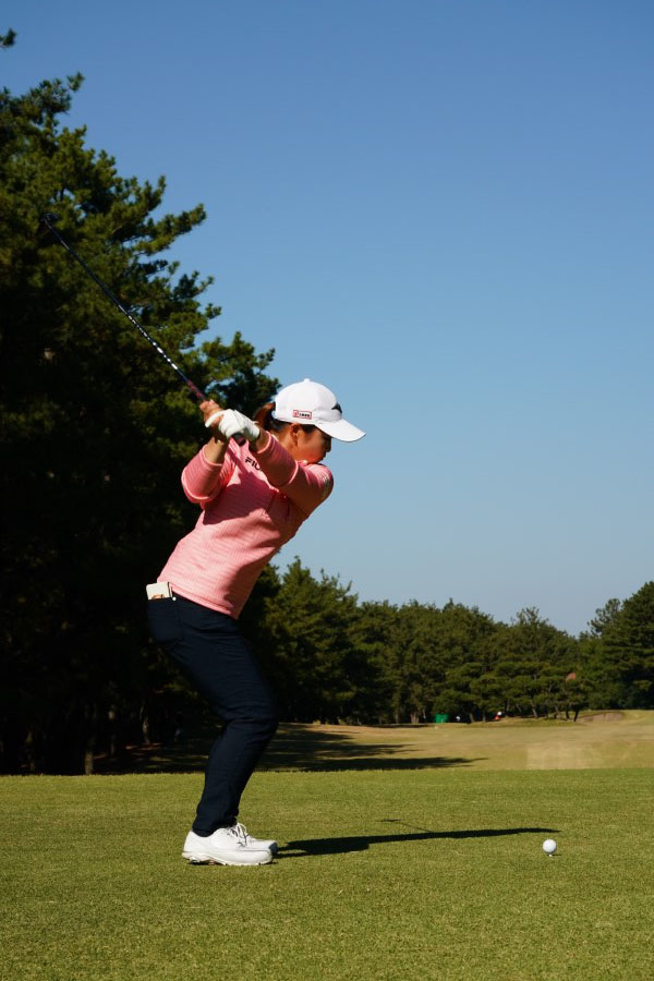 西郷真央のフェアウェイウッドスイング（ティーショット）連続写真【2021年JLPGAツアーチャンピオンシップリコーカップ】