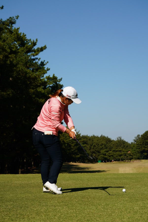 西郷真央のフェアウェイウッドスイング（ティーショット）連続写真【2021年JLPGAツアーチャンピオンシップリコーカップ】