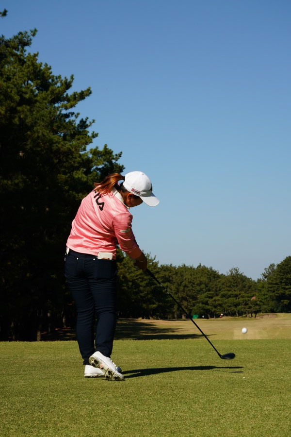 西郷真央のフェアウェイウッドスイング（ティーショット）連続写真【2021年JLPGAツアーチャンピオンシップリコーカップ】