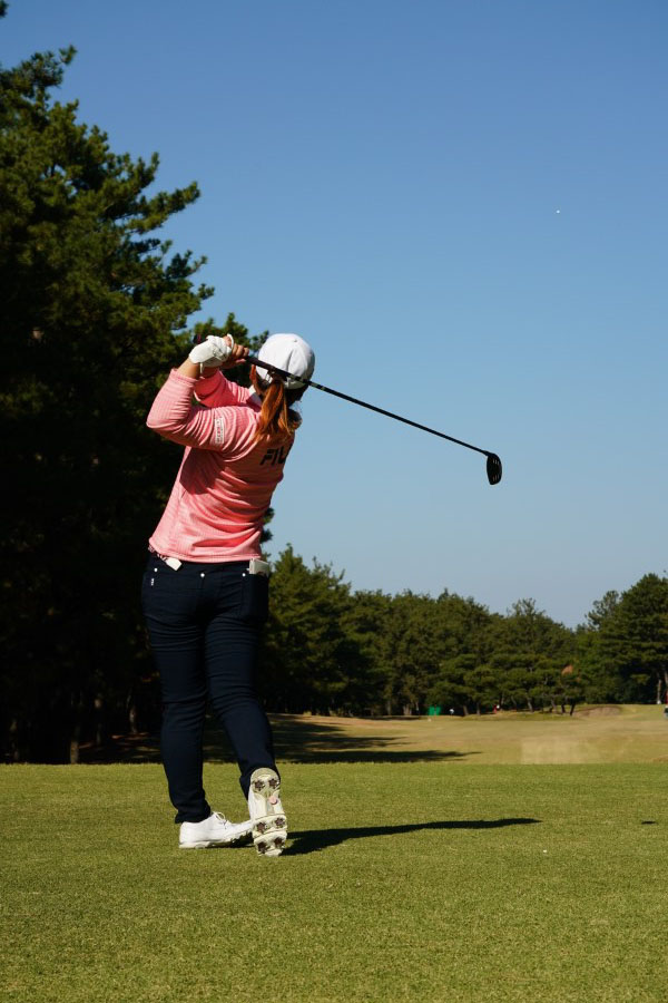 西郷真央のフェアウェイウッドスイング（ティーショット）連続写真【2021年JLPGAツアーチャンピオンシップリコーカップ】