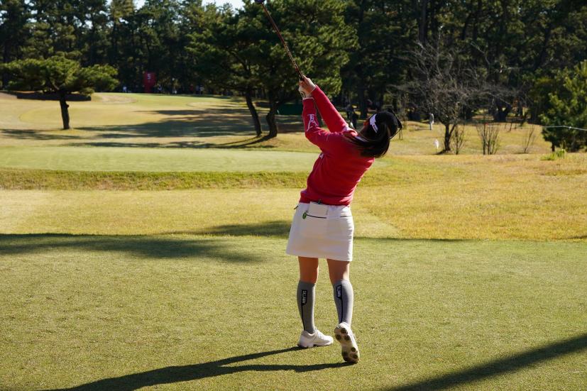 西村優菜のフェアウェイウッドスイング（ティショット）連続写真【2021年JLPGAツアーチャンピオンシップリコーカップ】