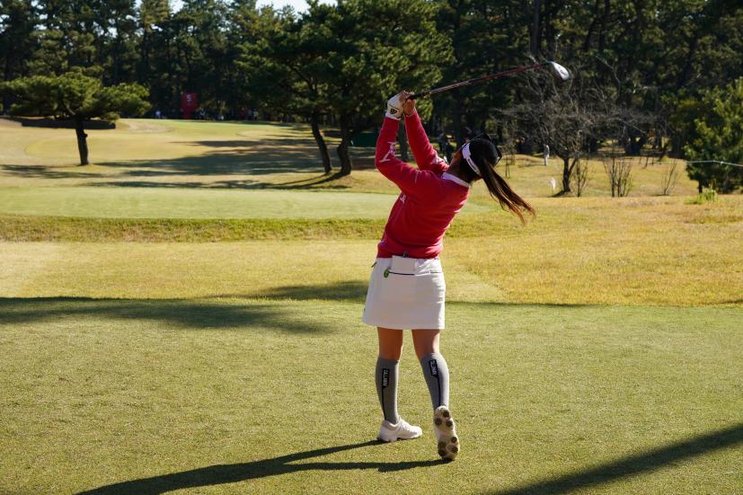 西村優菜のフェアウェイウッドスイング（ティショット）連続写真【2021年JLPGAツアーチャンピオンシップリコーカップ】