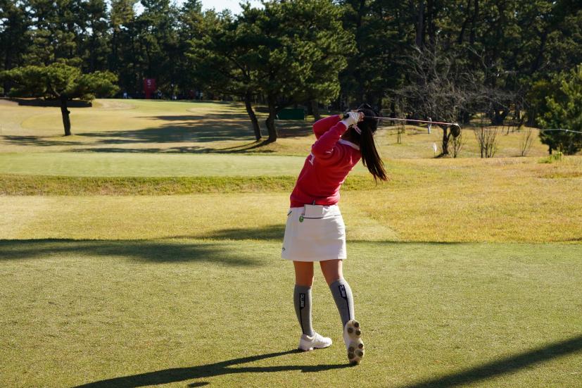 西村優菜のフェアウェイウッドスイング（ティショット）連続写真【2021年JLPGAツアーチャンピオンシップリコーカップ】